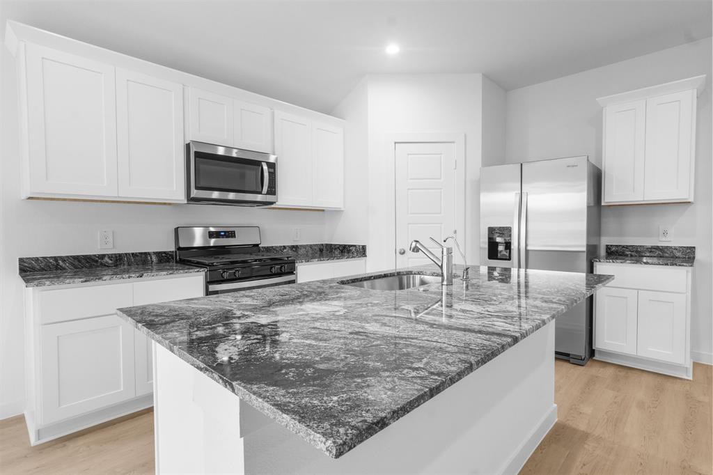 405 Amy Street, Angleton, Texas image 2