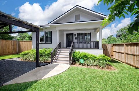 Photo of 1102 Bingham Street, Houston, TX 77007 (MLS # 22087125)