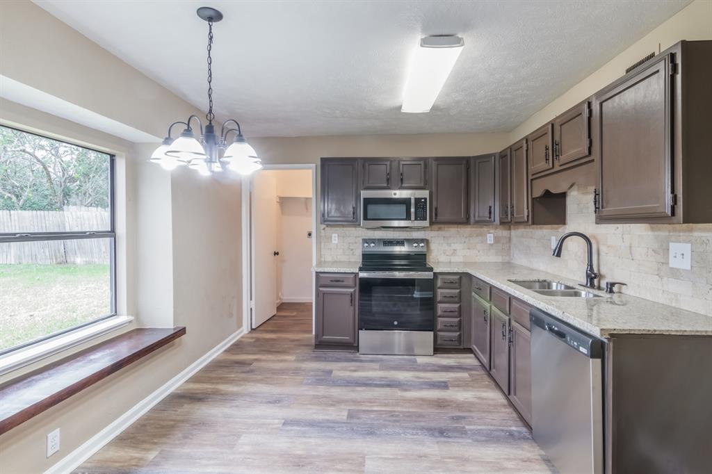 2714 Quail Run Drive, Humble, Texas image 6