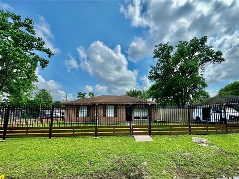 Single Family Residence in Houston TX 8326 Woodlyn Road.jpg