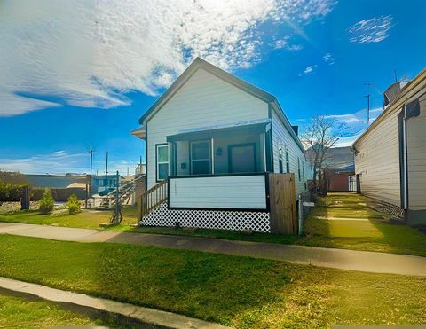 Photo of 3607 Ball, Galveston, TX 77550 (MLS # 25062777)