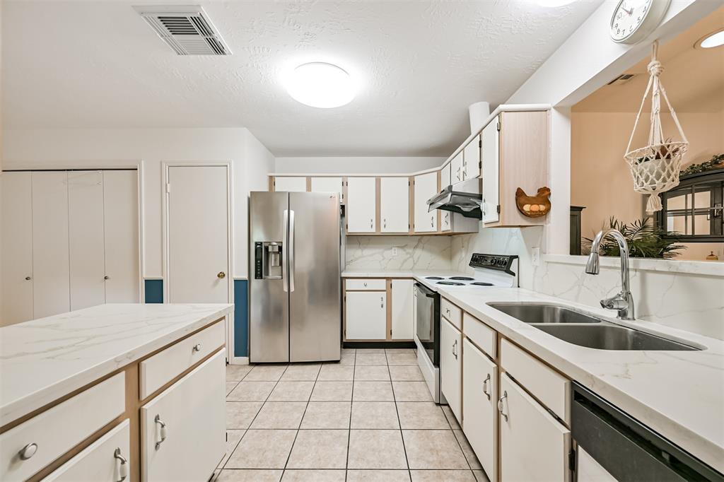 831 Woodfern Glen Lane, Pearland, Texas image 4