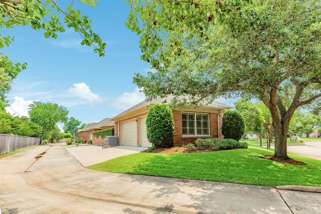 1 Heritage Oak Court, Lake Jackson, Texas image 12