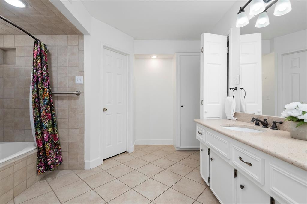 8318 Everleaf Drive, Spring, Texas image 23