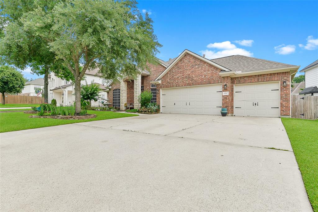 8707 Rolling Rapids Road, Humble, Texas image 2