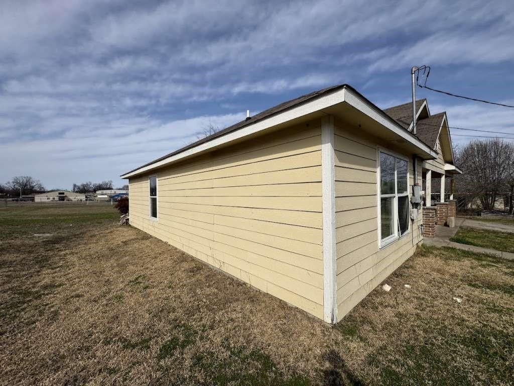 1009 W Houston Street, Clarksville, Texas image 3