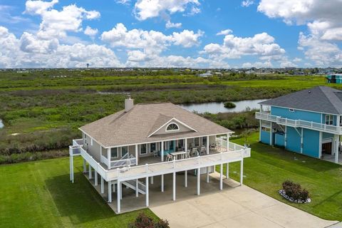 Single Family Residence in Crystal Beach TX 1110 Lagoon Drive 1.jpg