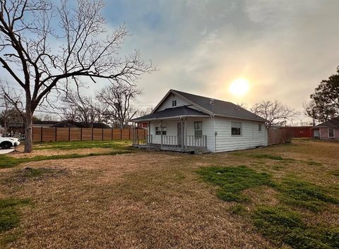 Photo of 104 S 7th Street, La Porte, TX 77571 (MLS # 90799546) Photo of 104 S 7th Street, La Porte, TX 77571 (MLS # 90799546)
