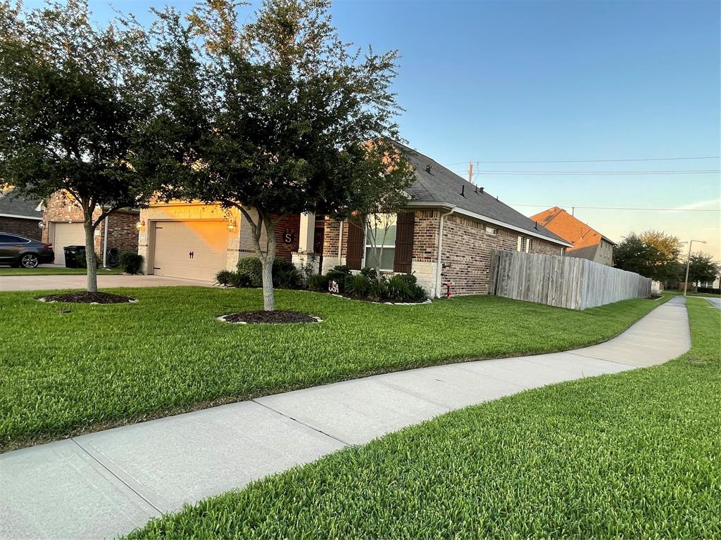 211 Brookwood Park Ln Lane, Dickinson, Texas image 2