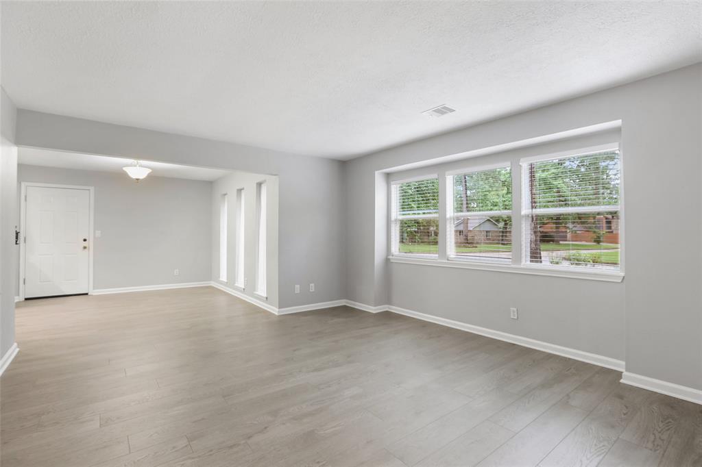 1927 Thousand Pines Drive, Kingwood, Texas image 5