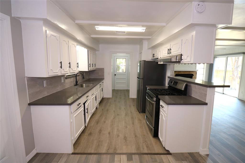 211 N 12th Street, Highlands, Texas image 4