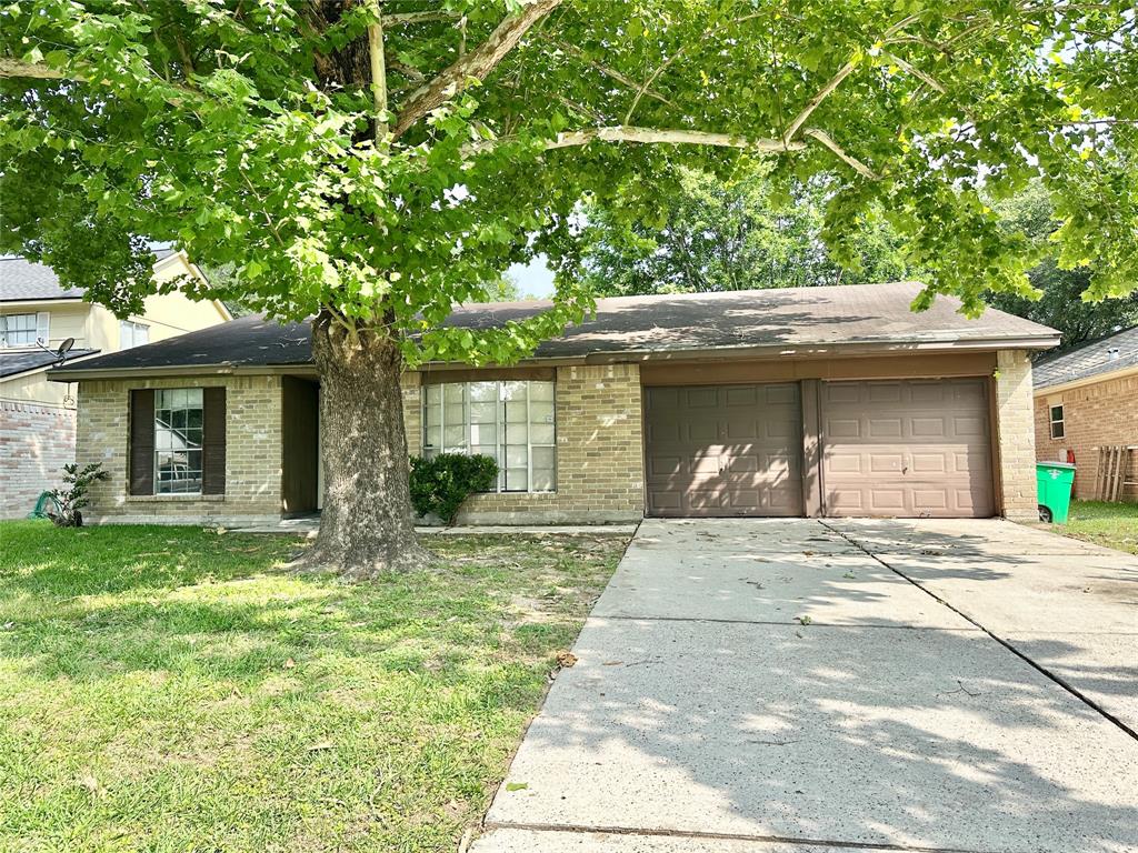 4515 Mossygate Drive, Spring, Texas image 1