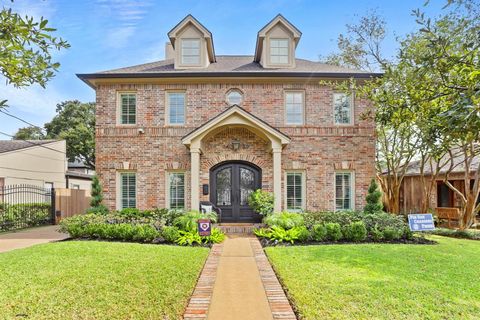 A home in West University Place