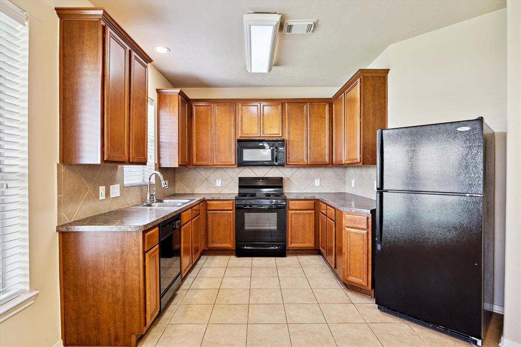 28 Carmel Chase Court, Manvel, Texas image 8