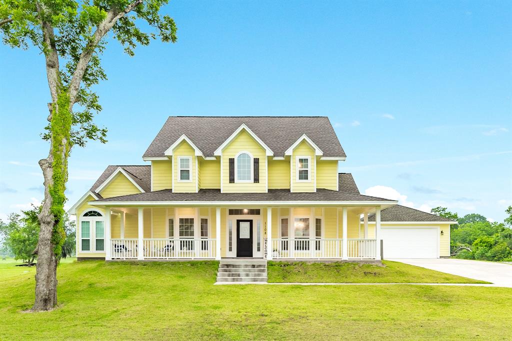 1108 Saddle Horn Bend, Angleton, Texas image 1