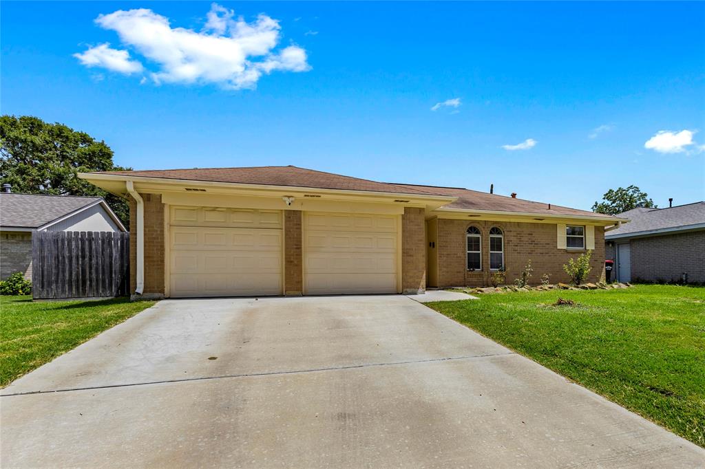 804 Edgebrook Drive, Baytown, Texas image 2