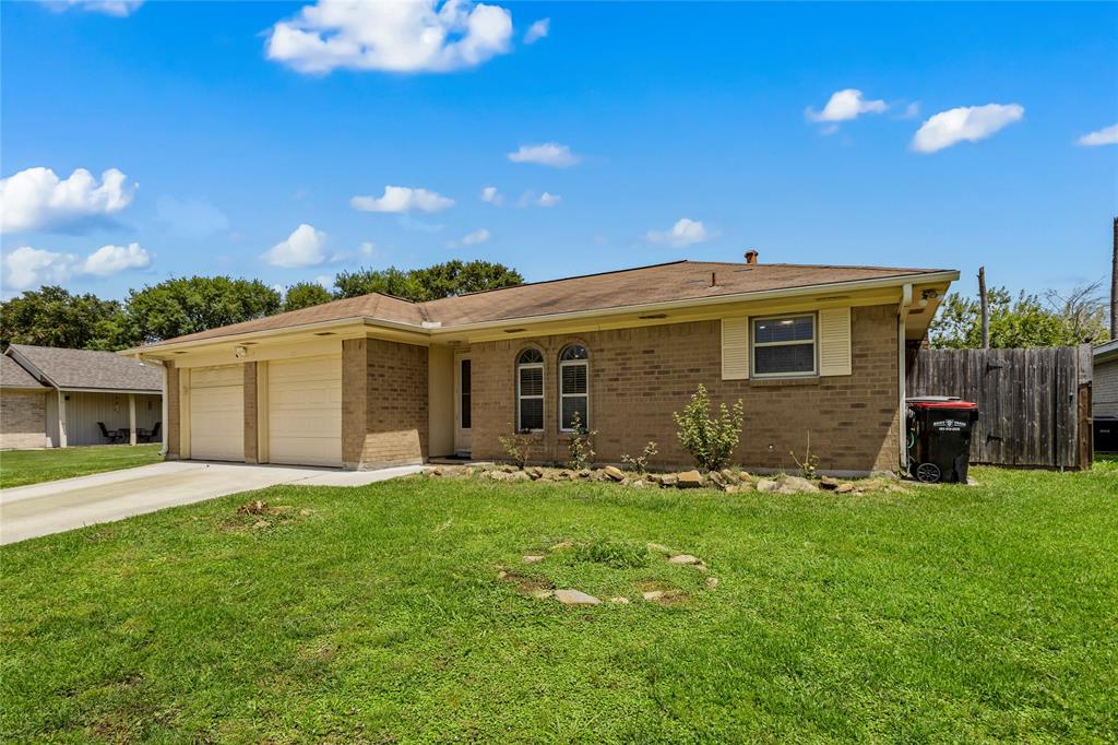 804 Edgebrook Drive, Baytown, Texas image 3