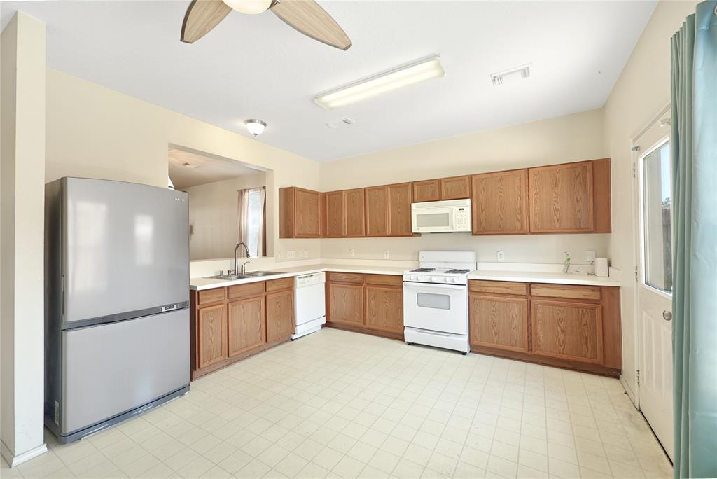 23621 Wildwood Green Way, Spring, Texas image 10