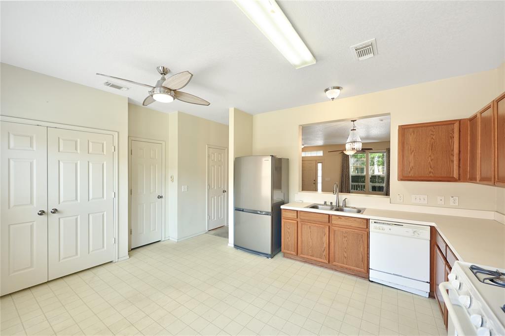 23621 Wildwood Green Way, Spring, Texas image 11