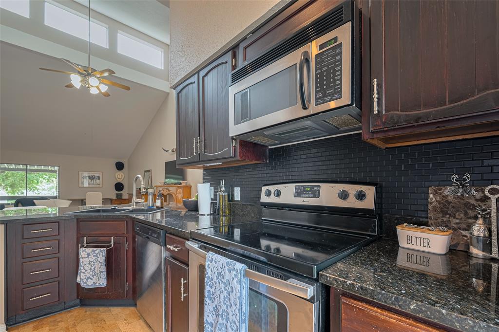 182 April Point Drive, Conroe, Texas image 12