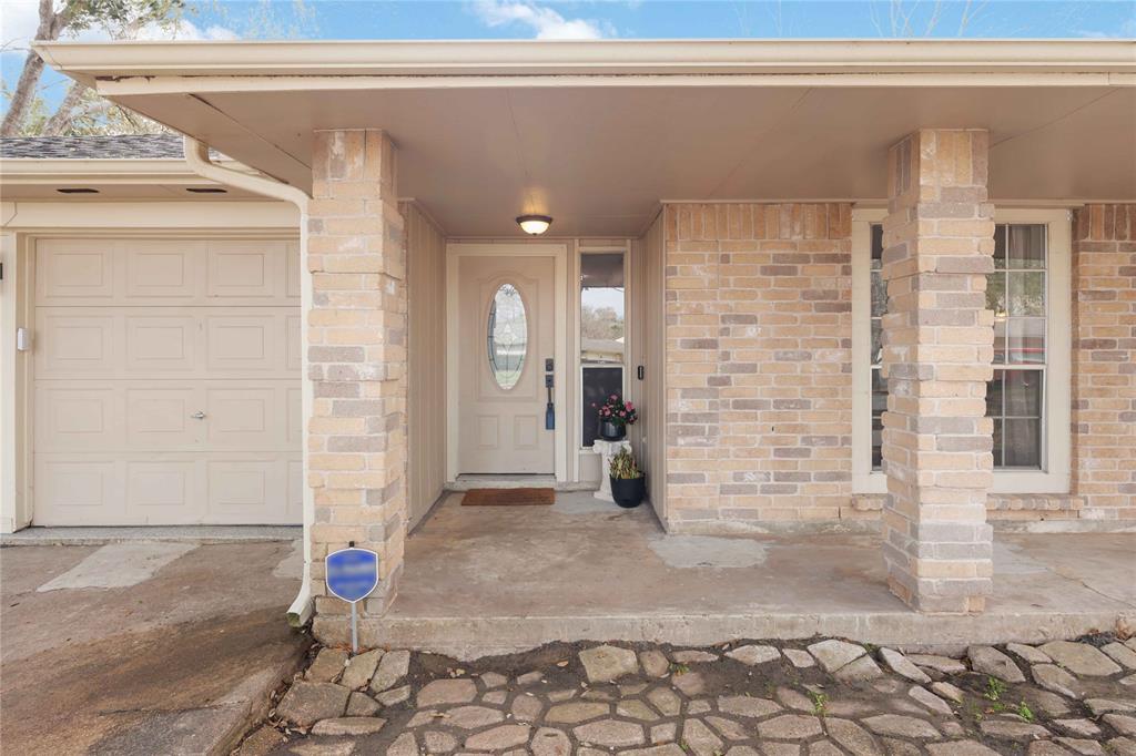 2203 S Ferrisburg Court, Sugar Land, Texas image 2