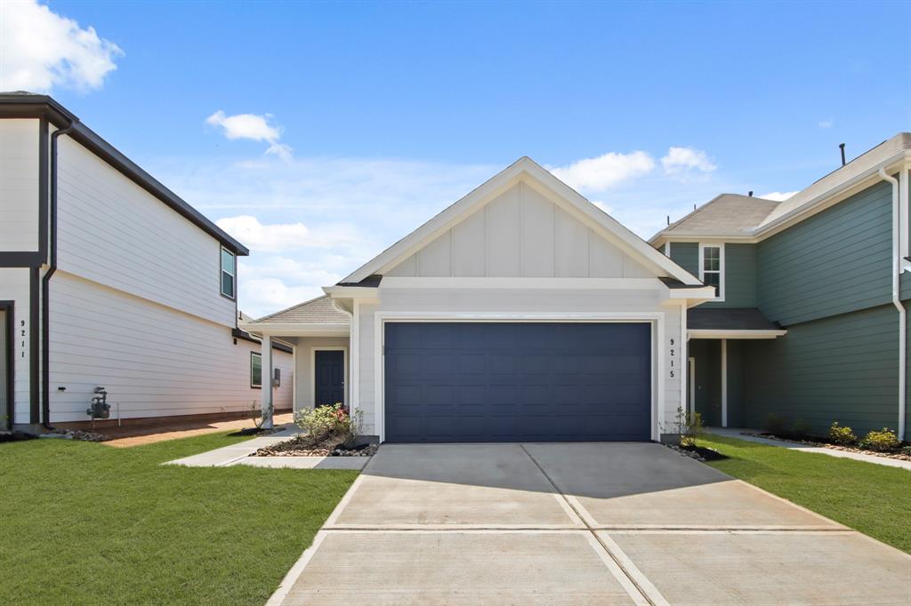 9215 Grace Ridge Drive, Willis, Texas image 1