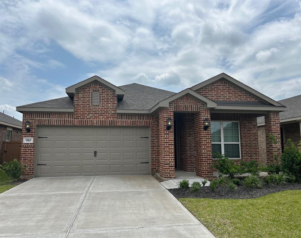 910 Whispering Winds Drive, Beasley, Texas image 1