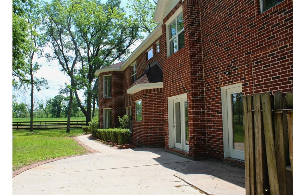 8659 Halls Retreat Court, Missouri City, Texas image 4