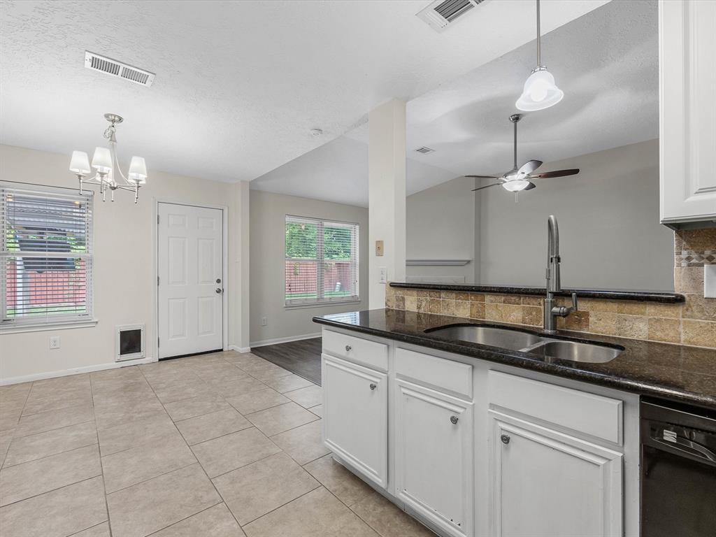 27097 Crown Chase Drive, Kingwood, Texas image 12