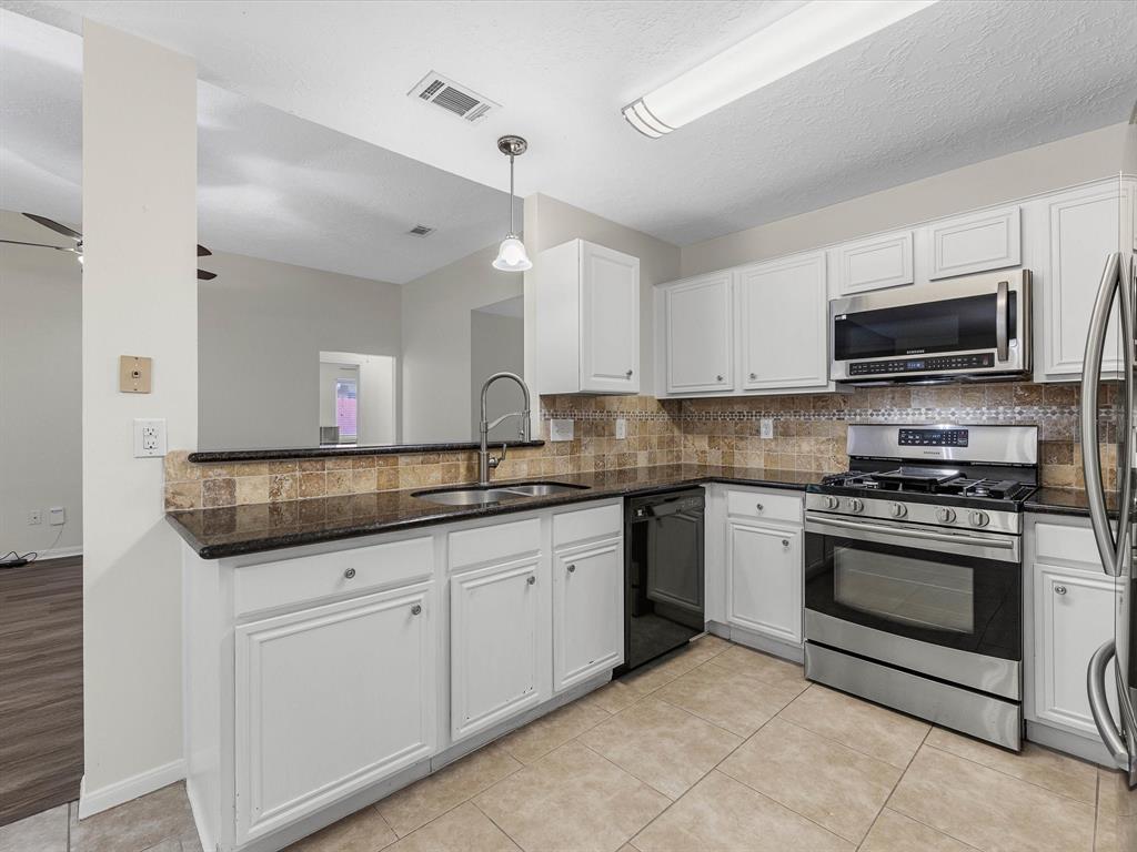 27097 Crown Chase Drive, Kingwood, Texas image 11
