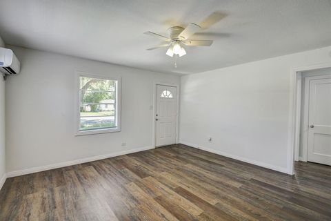 Single Family Residence in Texas City TX 825 13th Avenue 4.jpg