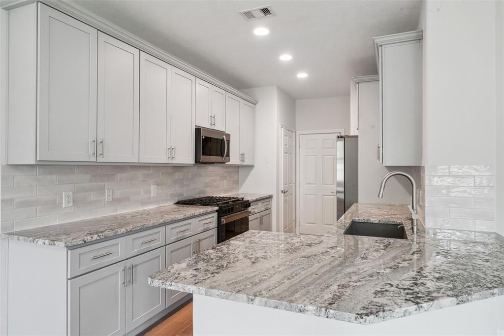 10 Fairlee Court, The Woodlands, Texas image 1