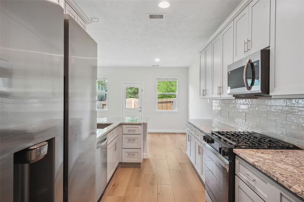 10 Fairlee Court, The Woodlands, Texas image 12
