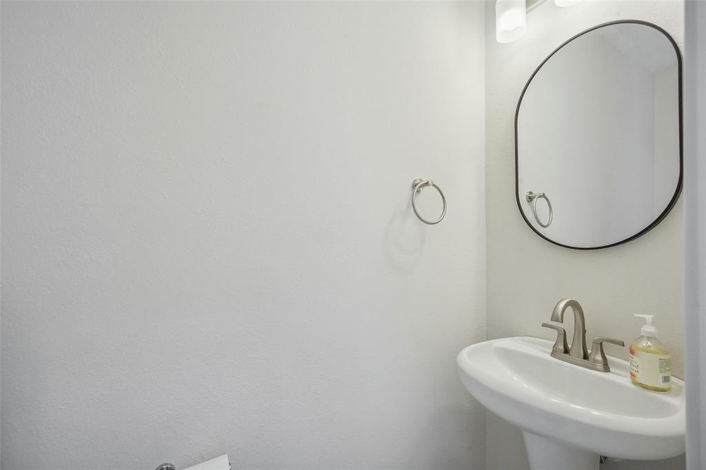10 Fairlee Court, The Woodlands, Texas image 5