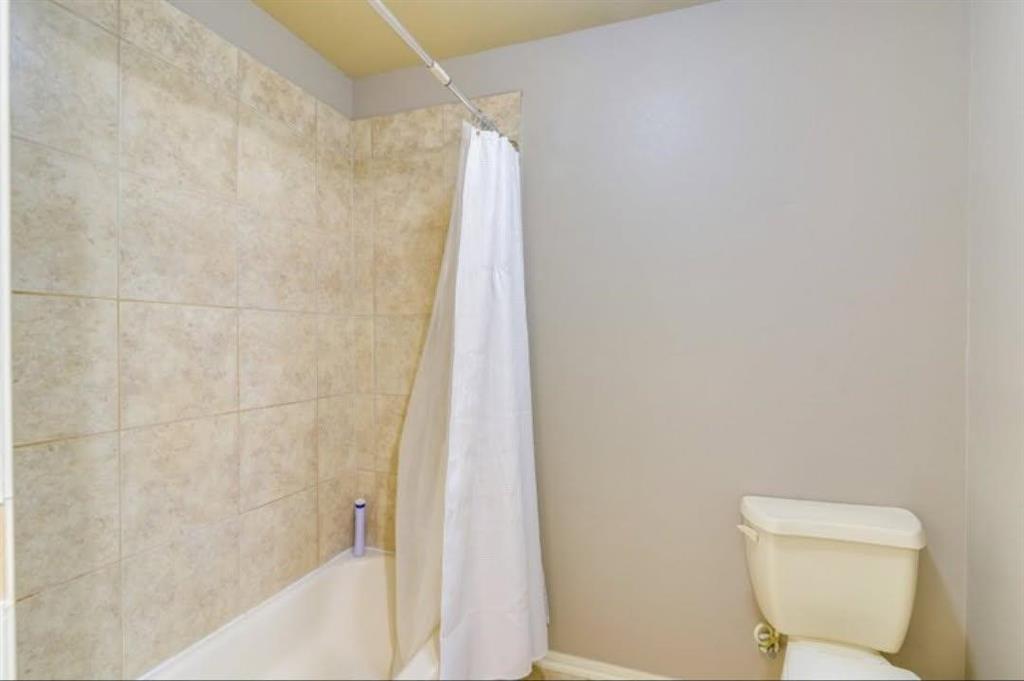 9439 Emerald Lakes Drive, Rosharon, Texas image 25