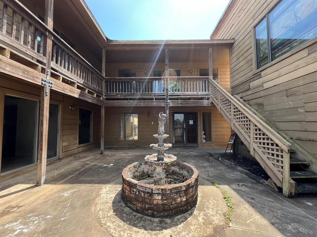 2926 Meadowcreek Drive, Missouri City, Texas image 2