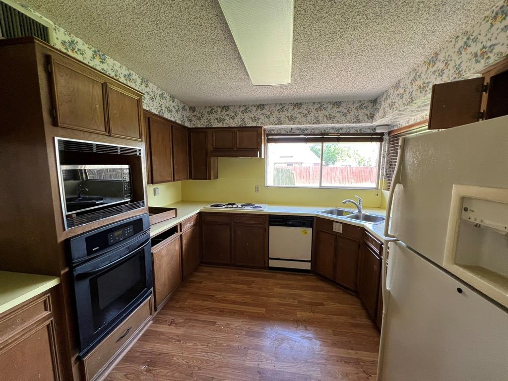 2926 Meadowcreek Drive, Missouri City, Texas image 6