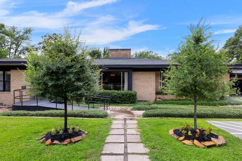1403 N Thompson Street, Conroe, Texas image 4