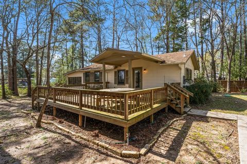 Photo of 812 Lake Livingston Boulevard, Livingston, TX 77351 (MLS # 44651085)