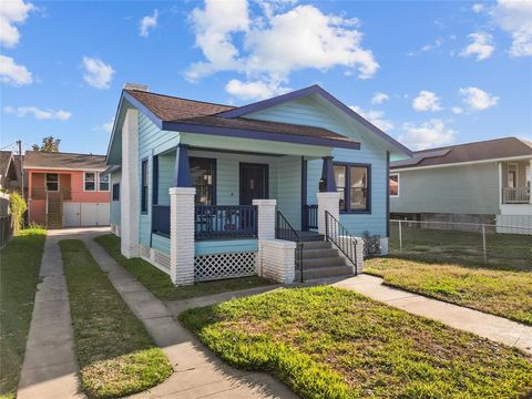 Single Family Residence in Galveston TX 3807 Avenue M 1/2.jpg