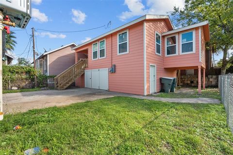 Single Family Residence in Galveston TX 3807 Avenue M 1/2 23.jpg