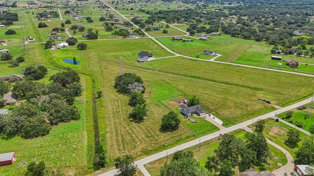 607 Winchester Trail, Angleton, Texas image 2