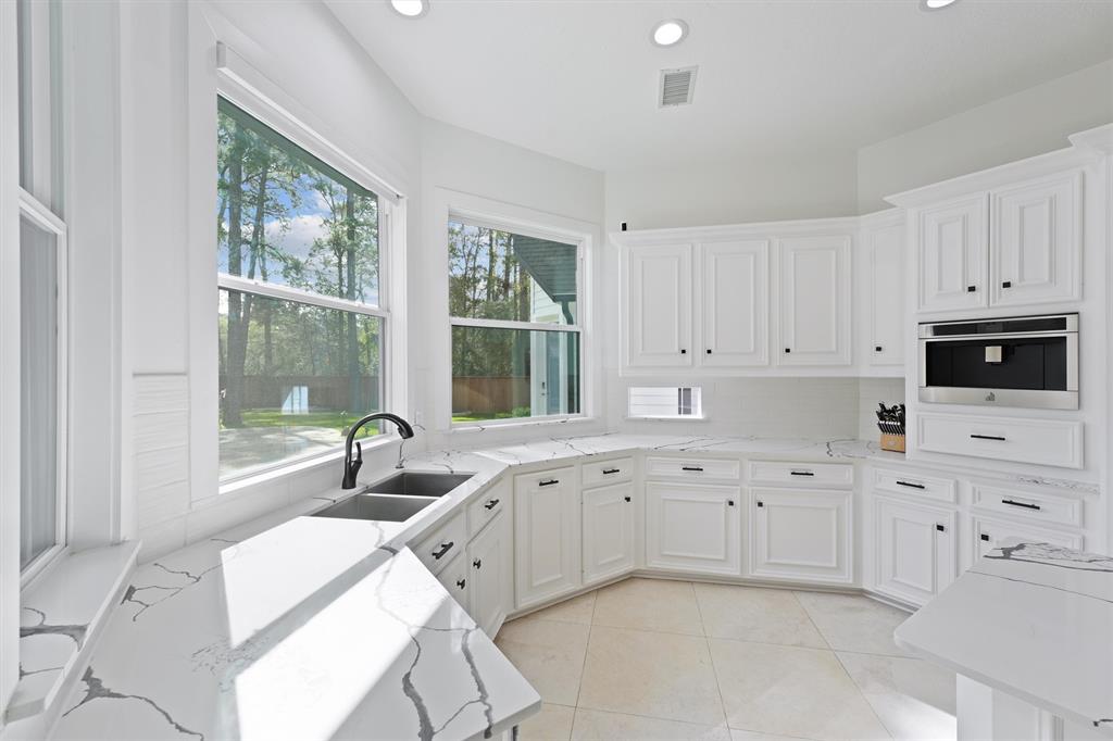 34 N Wooded Brook Circle, The Woodlands, Texas image 12