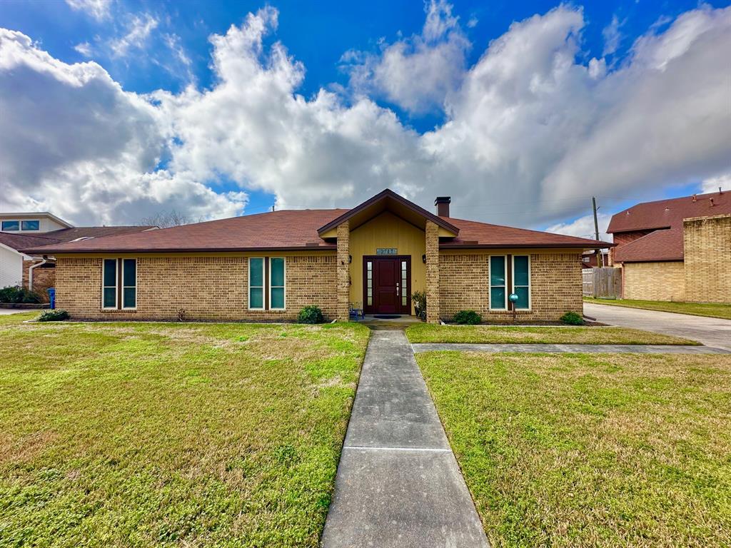 2717 Ridgewood Lane, Nederland, Texas image 1