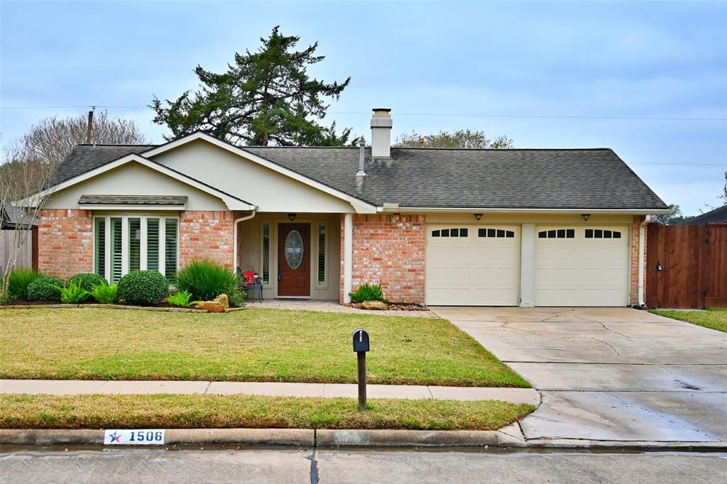 1506 Hollybush Drive, Sugar Land, Texas image 1