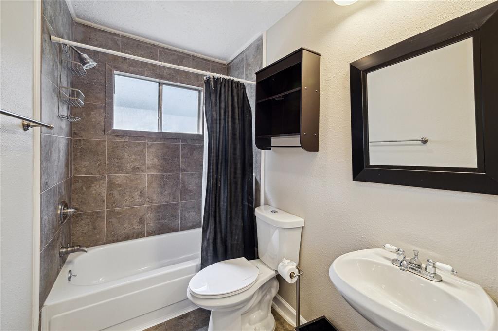 202 Woodvale Drive, League City, Texas image 12