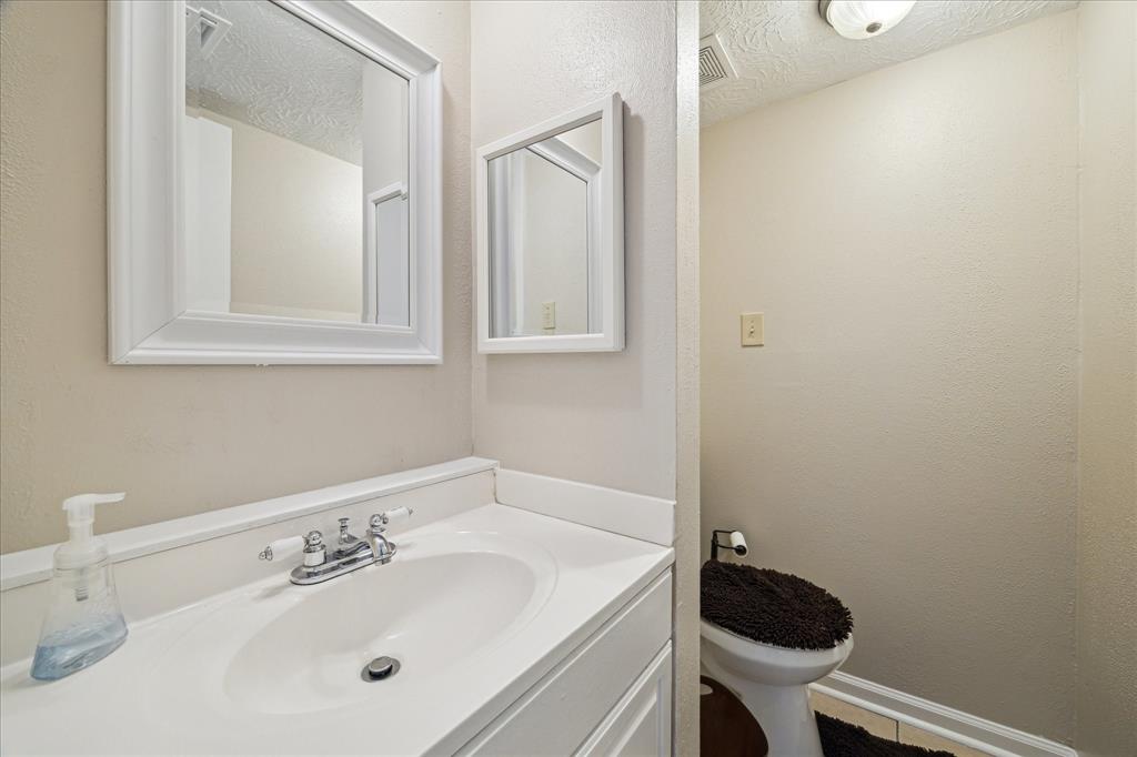 202 Woodvale Drive, League City, Texas image 9
