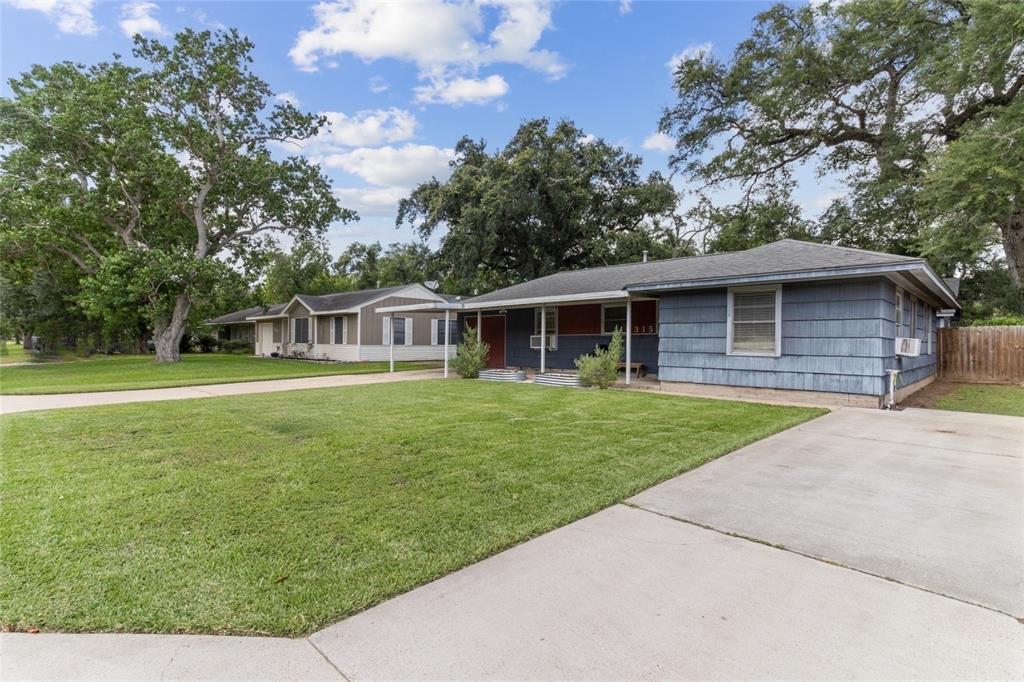 315 Cypress Street, Lake Jackson, Texas image 2