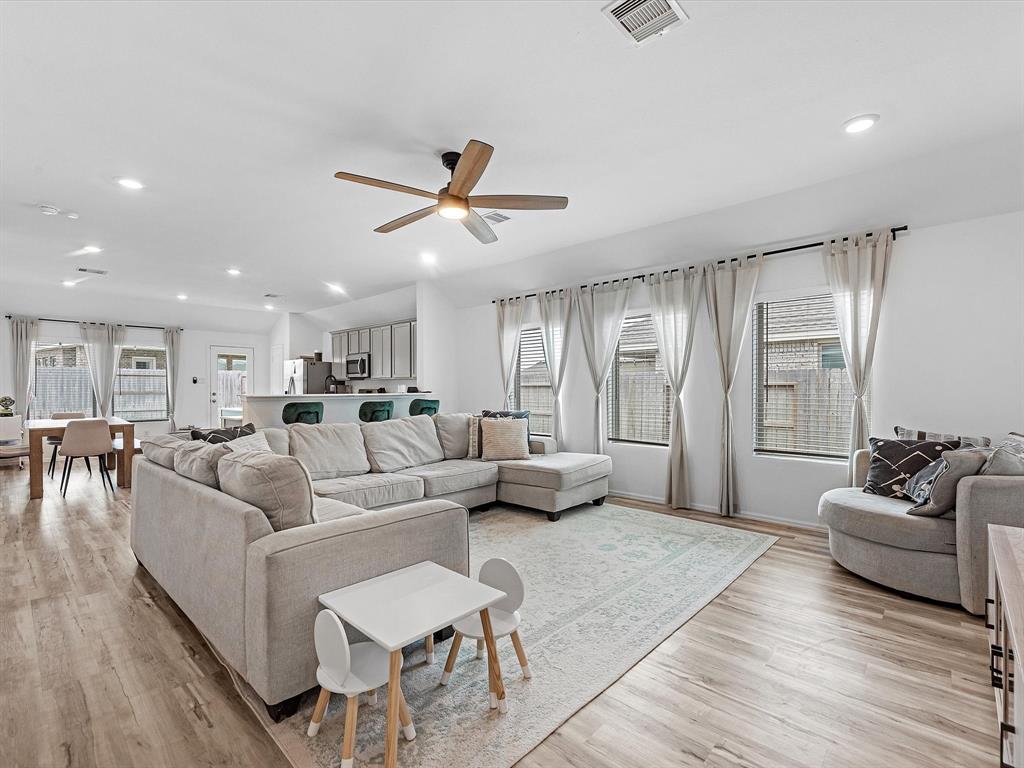3803 Falling Moon Lane, Rosenberg, Texas image 2