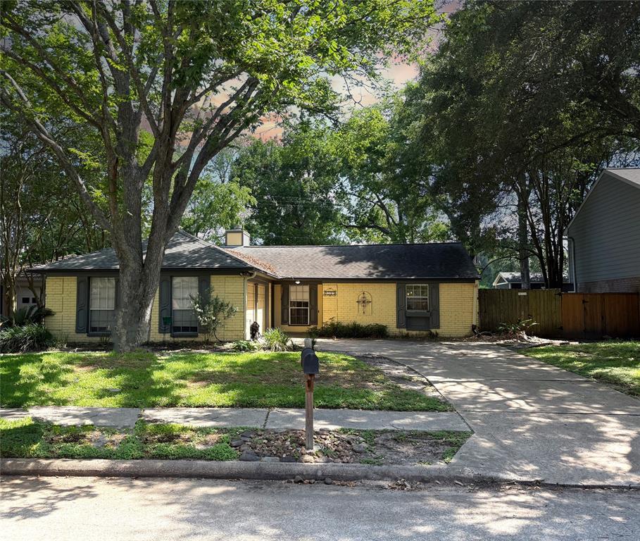 2319 Colleen Drive, Pearland, Texas image 1